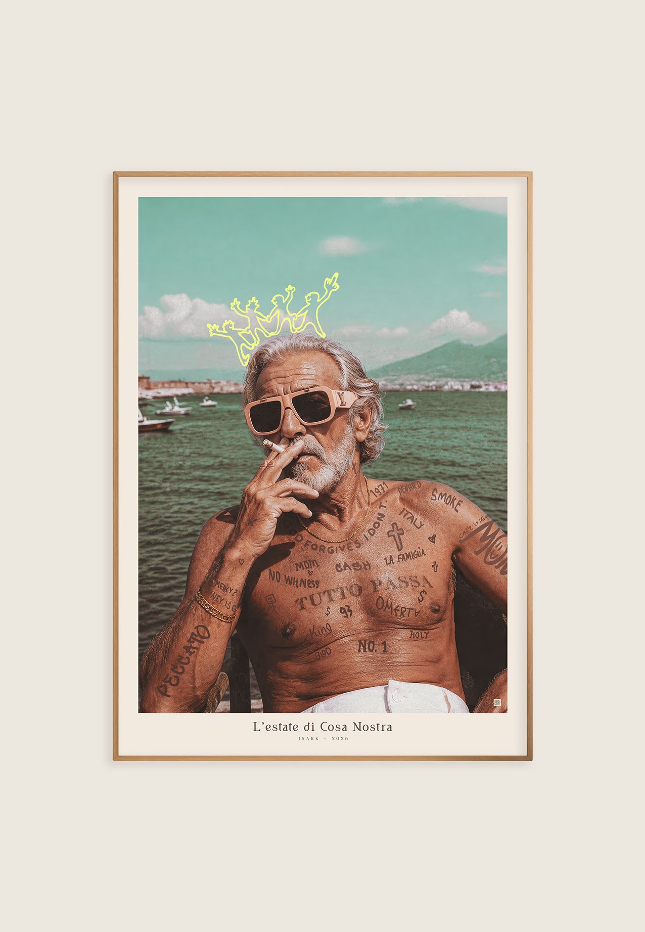Kunstplakat av eldre mann med sigarett ved sjøen, tatoveringer og håndtegnet krone, i italiensk vintage stil.