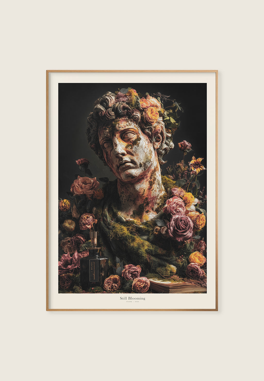 Kunstplakat med klassisk statue omgitt av blomster, mose og mørk bakgrunn i et eksklusivt og stemningsfullt uttrykk.