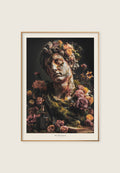 Kunstplakat med klassisk statue omgitt av blomster, mose og mørk bakgrunn i et eksklusivt og stemningsfullt uttrykk.